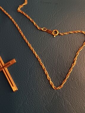 14k Mens Yellow Gold Cross Necklace .Firm.